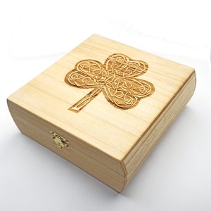 Keltisches Kleeblatt Holzkiste, 19 cm x 19 cm x 7 cm, mit individueller Gravur, Glücksklee Design