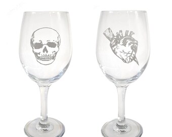 Set mit 2 Gothic-Weingläsern, Gestecktem Anatomischen Herz und Anatomischem Schädel