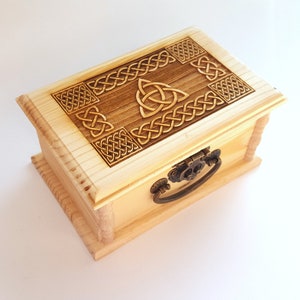 Houten kist Celtic Trinity-knoop met messing grendel, gratis gegraveerde personalisatie