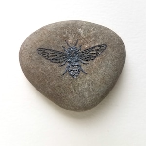 Piedra de preocupación con forma de abeja, personalización grabada gratuita, piedra de palma hecha a medida