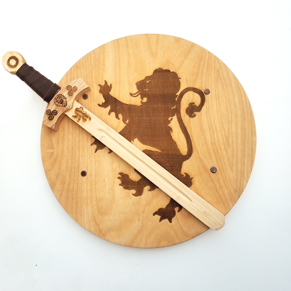 Löwe Rampant Schwert und Schild Holzset, kostenlose Namensgravur, Übungswaffen für den Schwertkampf aus massivem Holz