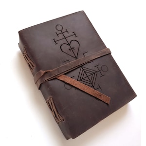 Diario in pelle con ciondolo "Icelandic Love Charm", personalizzazione gratuita, 5" x 7", carta a righe o bianca a scelta