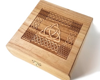 Caja de madera con nudos celtas Trinity: 7,5&quot; x 7,5&quot; x 2,75&quot; Personalización grabada personalizada gratuita