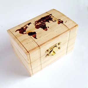 Caja de madera pequeña con mapa del mundo, regalo de recuerdo de viaje, personalización grabada