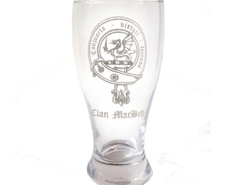 MacBeth Scottish Clan Crest Pint Glas - Kostenlose personalisierte Gravur, Familienwappen