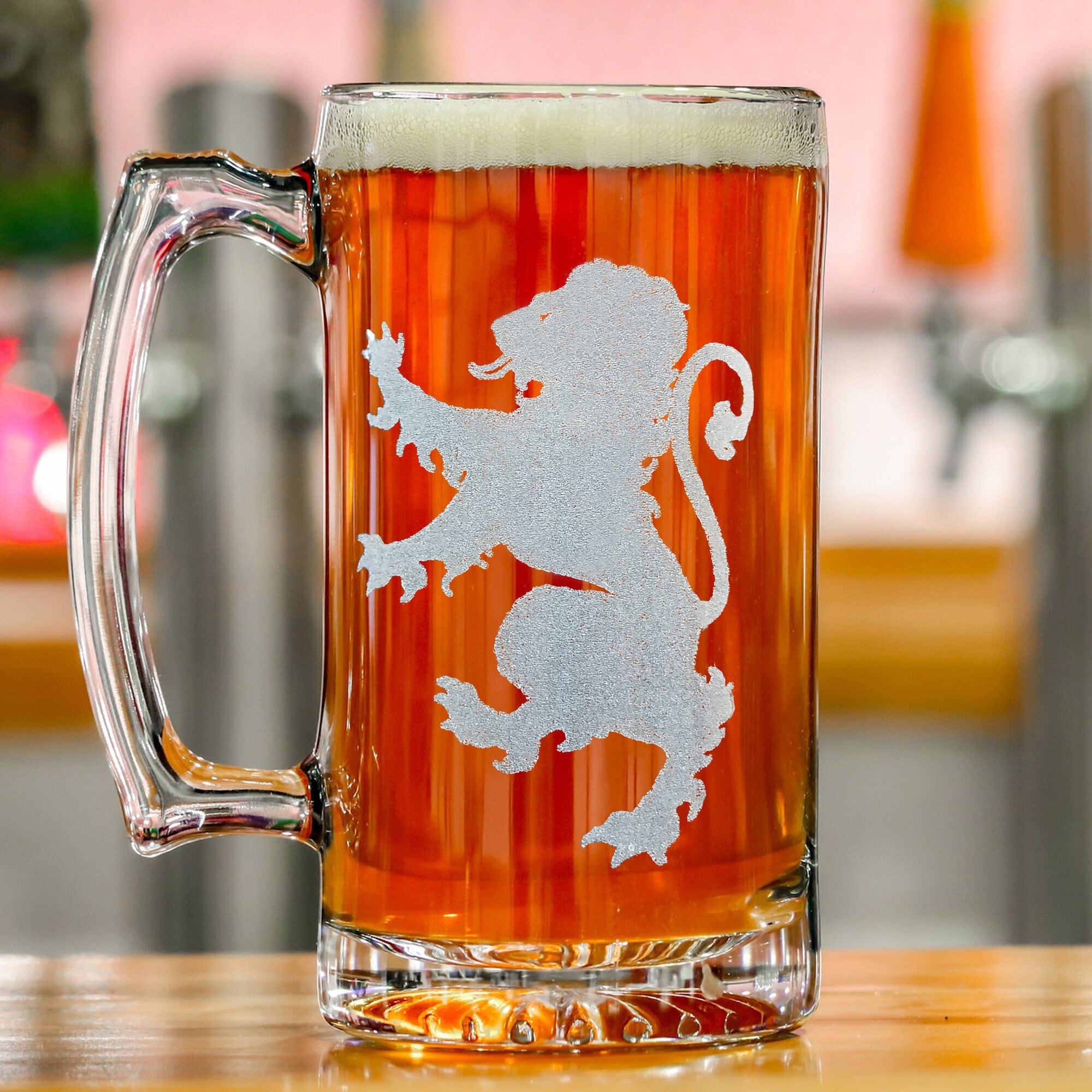 ライオンの紋章が刻まれたガラス製ビールジョッキ、26オンス、無料の