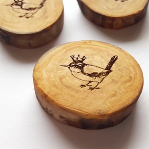Wren Wooden Magnet Set, Tree Slice Decor, Crowned BIrd Design