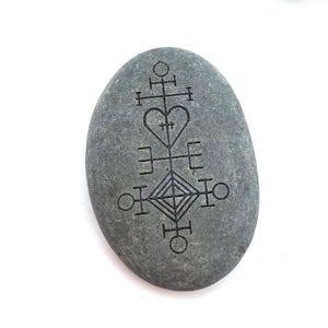 Isländischer Liebes-Charm-Stein, freie personalisierte Gravur, Ástarstafur-Rune, magischer romantischer Token