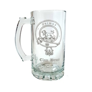 以下が含まれることがあります： 取っ手付きの透明なガラス製のビアジョッキ。ジョッキには、ライオンと「Fuimus Clan Bruce」の文字が刻まれています。
