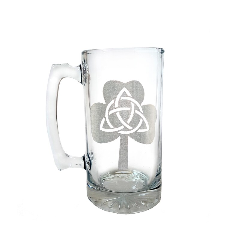 Jarra de cerveza con forma de trébol de la Trinidad, grabado personalizado gratuito, taza con forma de trébol, jarra de cerveza con forma de trébol irlandés imagen 1