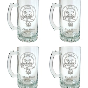 以下が含まれることがあります： 白いエッチングデザインが施された透明なガラス製のビアマグ4個セット。デザインにはライオン、テキスト「Fuimus」、そして「Clan Bruce」の文字が描かれています。