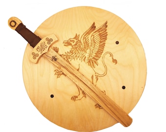 Griffin Schwert und Schild Holzset, freie Namensgravur, Massivholz Übe-Schwertspiel-Waffen