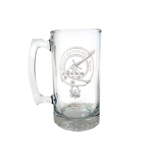 以下が含まれることがあります： 剣と盾の白くエッチングされたデザインが施された透明なガラス製のビアジョッキ。テキストには「Misere-sucerere-visto」と「Clan MacAllan」が書かれています。