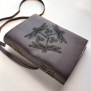 Journal en cuir de libellule celtique, personnalisation gratuite 5 x 7 po. Journal vierge en cuir de buffle avec choix de papier ligné et non doublé