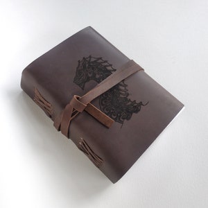 Celtic Sea Monster Leather Journal, gratis personalisatie 5 x 7 inch, keuze uit gelinieerd of ongevoerd papier, Nessie het monster van Loch Ness