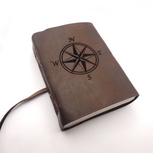 Journal boussole en cuir, personnalisation gratuite 5 x 7 po. Journal de voyage vierge avec choix de papier ligné ou non, design rose des vents