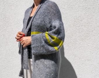 Cardigan lavorato a mano in grigio mélange/verde lime