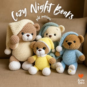 Op de afbeelding: Vier handgemaakte gehaakte teddyberen in pyjama's en nachtmutsen. De beren zijn in verschillende kleuren, waaronder bruin, crème, geel en blauw. De tekst "Cozy Night Bears" staat in een scriptletter boven de beren. De beren zitten op een bruin oppervlak.