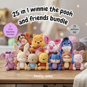 Op de afbeelding: Een verzameling van vijfentwintig gehaakte amigurumi-figuren van Winnie de Poeh en vrienden. De set bevat diverse figuren van garen met de tekst 25 in 1 winnie the pooh and friends bundle, 5 Cute Keychains included, 25 pattern PDF en knotty salma.