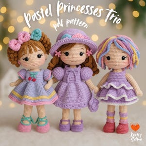 Peut inclure: Trois poupées au crochet aux couleurs pastel. Chaque poupée porte une robe lavande avec des chaussures et accessoires assortis. Les poupées ont différentes coiffures, notamment des nœuds, des chapeaux et des cheveux en fil coloré. Le texte "Pastel Princesses Trio pdf pattern" est en haut.
