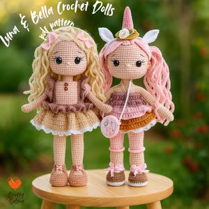 Könnte beinhalten: Zwei handgefertigte Häkelpuppen, eine blonde und eine Einhorn-Puppe mit rosa Haaren und einem Horn, stehen auf einem Holzschemel. Die Puppen tragen Kleider und Schuhe. Der Text "Luna & Bella Crochet Dolls pdf pattern" steht oben.