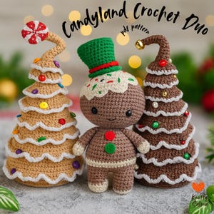 Op de afbeelding: Drie gehaakte kerstversieringen: een peperkoekmannetje en twee kerstbomen. Het peperkoekmannetje is bruin met een groene hoed en rode en groene knopen. De bomen zijn bruin en beige, versierd met witte randen en kleurrijke versieringen. De tekst "Candyland Crochet Duo" staat bovenaan.