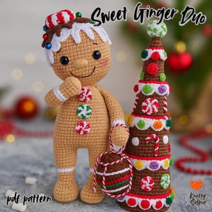 Könnte beinhalten: Ein gehäkelter Lebkuchenmann und ein Weihnachtsbaum. Der Lebkuchenmann ist hellbraun mit weißem Zuckerguss und bunten Bonbonknöpfen. Der Baum ist braun mit weißem Zuckerguss, Süßigkeiten und einer Zuckerstange. Der Text "Sweet Ginger Duo" und "pdf pattern" sind sichtbar.