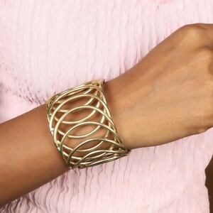 Arkitektoniskt guldfärgat armband med bur | Statement-armband med öppen tråd | Moderna abstrakta konstsmycken | Bred guldfärgad manschett, present till henne