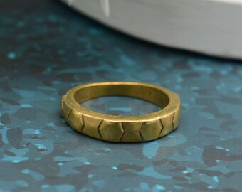 Rustikaler Boho Band Ring mit Pfeil Muster - Unisex Geometrischer Messing Ring - Nordischer Stil Stapelring - Handgefertigter Ring aus Messing
