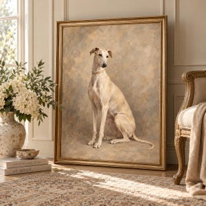 Pode incluir: Uma pintura a óleo emoldurada representando um galgo de cor castanho-claro sentado de perfil contra um fundo texturizado em tons de bege e cinzento. O cão usa uma coleira simples e é pintado com pinceladas visíveis num estilo de retrato clássico.