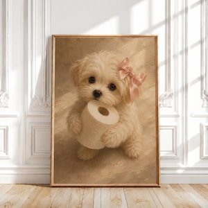 Könnte beinhalten: Ein gerahmter Kunstdruck, der einen flauschigen cremefarbenen Welpen mit einer zartrosa Schleife auf dem Kopf zeigt. Der Welpe hält eine weiße Rolle Toilettenpapier in seinen Pfoten. Das Bild hat einen strukturierten, malerischen Stil in warmen Tönen.