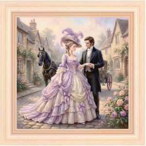 Puede incluir: Pintura enmarcada que representa a una pareja con vestimenta de época caminando por una calle adoquinada. La mujer lleva un vestido lavanda con lazos y un sombrero con plumas. Un carruaje tirado por caballos y edificios con flores en el fondo.