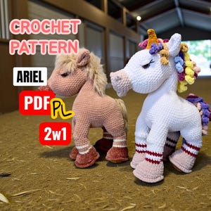 Op de afbeelding: Twee gehaakte eenhoorn- en ponyfiguren. De eenhoorn is wit met een kleurrijke manen en staart. De pony is roze met een lichtbruine manen. De tekst "CROCHET PATTERN ARIEL PDF PL 2w1" staat in de afbeelding.