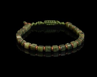 Pulsera de cubo de jade verde, hematita de bronce y cordón de macramé ajustable.