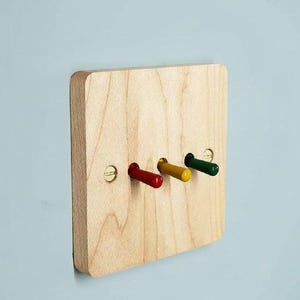 Retro-strömbrytarpanel i trä med färgad vipp | 86 mm väggströmbrytare