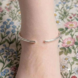 Fußkettchen aus 925er Sterlingsilber | Minimalistisches offenes Fußkettchen | Verstellbares Fußkettchen | Geschenk für Sie