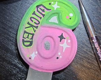 Vela personalizada pintada a mano con temática de Wicked, inspirada en Elphaba y Glinda. Decoración para tarta de cumpleaños. VENDEDOR DEL REINO UNIDO.