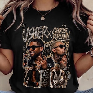 Pode incluir: Uma t-shirt preta com uma estampa gr&aacute;fica de Usher e Chris Brown usando &oacute;culos de sol. O design inclui detalhes de correntes douradas, texto estilo diamante Usher X Chris Brown, fotos inseridas e t&iacute;tulos como My Way e Confessions.