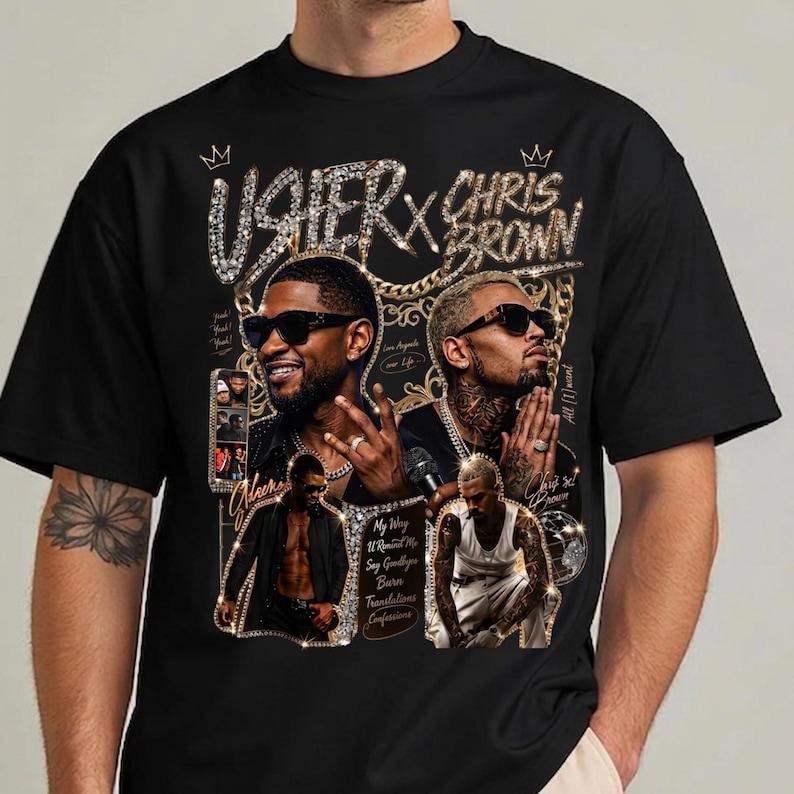 Pode incluir: Uma t-shirt preta com uma estampa gr&aacute;fica de Usher e Chris Brown. O design inclui detalhes de correntes douradas, texto estilo diamante escrito USHER X CHRIS BROWN e pequenas fotos dos artistas.