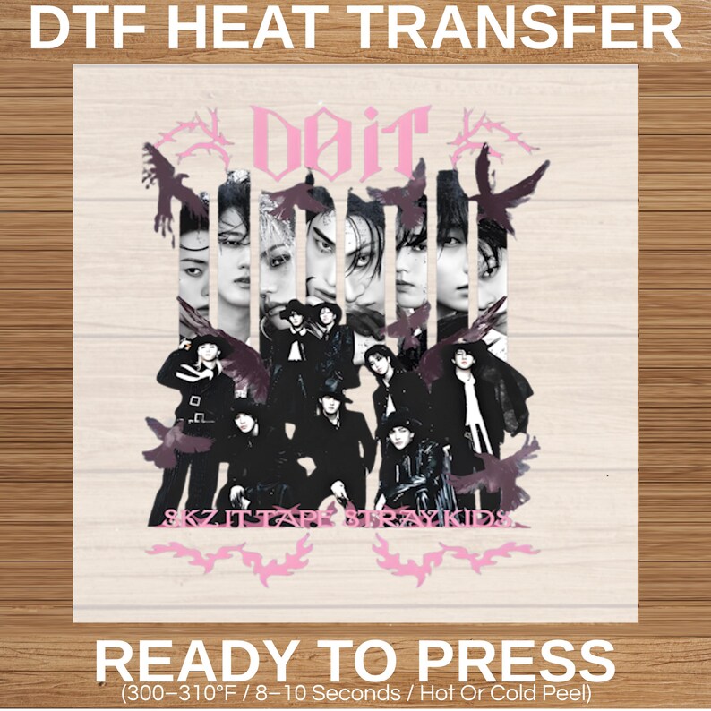 Pu&ograve; includere: Trasferimento termico DTF con un gruppo di persone e la parola rosa "Doit". Il testo "SKZ IT TAPE STRAY KIDS" &egrave; sotto il gruppo. Le parole "READY TO PRESS" sono in basso nell'immagine.