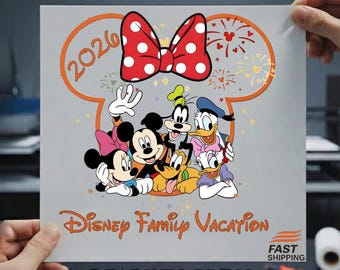 Può includere: Un foglio di trasferimento DTF grigio con un design a forma di Mickey Mouse. Include il testo "2026" e "Disney Family Vacation". Il design presenta Mickey, Minnie, Donald, Daisy, Pippo e Pluto, con un fiocco rosso a pois.