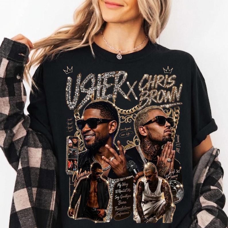 Pode incluir: Uma t-shirt preta com uma estampa gr&aacute;fica de Usher e Chris Brown. O design inclui detalhes de correntes douradas, letras estilo diamante e pequenas inser&ccedil;&otilde;es de fotos dos artistas. O texto inclui "USHER X CHRIS BROWN", "My Way" e "U Remind Me".