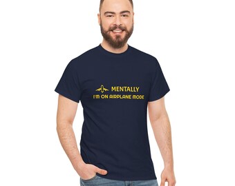 Camiseta unisex de algodón grueso con la frase "Mentalmente estoy en modo avión", camiseta informal, regalo para viajeros, entusiastas de la aviación, camiseta divertida y llamativa.