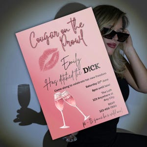 Puede incluir: Invitación rosa con el texto "Cougar on the Prowl" y "Emily Has ditched the D!CK". Incluye un beso de lápiz labial, dos copas de champán y detalles del evento. La invitación es para una fiesta.