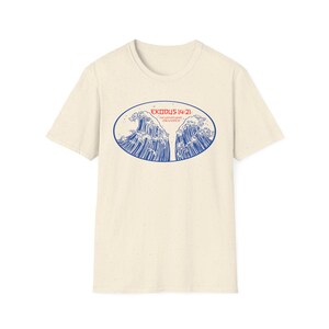Könnte beinhalten: Cremefarbenes T-Shirt mit blauem Wellenmuster in einem ovalen Rahmen. Der Text "EXODUS 14:21" ist rot über den Wellen gedruckt, mit zusätzlichem Text darunter. Das Shirt hat einen Rundhalsausschnitt und kurze Ärmel.