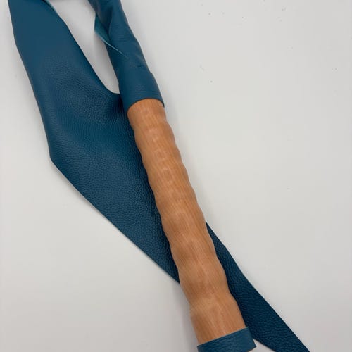 Fouet Tideborn Dragon Tail : manche en cerisier, cuir bleu sarcelle