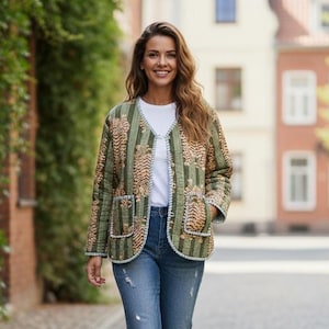 Jaqueta Kantha de algodão acolchoado feita à mão: estampa de safári na selva, reversível