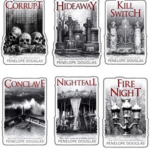 Puede incluir: Seis pegatinas de portadas de libros con temas g&oacute;ticos. Los t&iacute;tulos incluyen "Corrupt", "Hideaway", "Kill Switch", "Conclave", "Nightfall" y "Fire Night". Cada una presenta una ilustraci&oacute;n en escala de grises y el nombre del autor, Penelope Douglas.