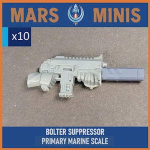 Puede incluir: Un supresor Bolter de plástico gris para modelos a escala Primary Marine. La imagen incluye el texto "MARS MINIS" y "x10". El supresor es un arma en miniatura detallada, probablemente para juegos de mesa o modelismo.