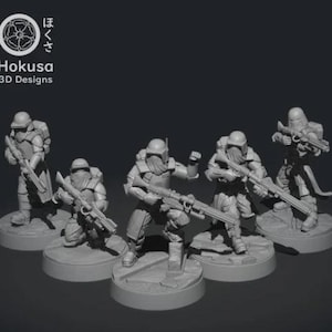 Könnte beinhalten: Fünf graue Miniaturfiguren von Soldaten in futuristischer Rüstung, die jeweils ein Gewehr halten. Die Figuren stehen auf kreisförmigen Sockeln. Oben links steht der Text "Hokusa 3D Designs" mit einem kreisförmigen Logo.